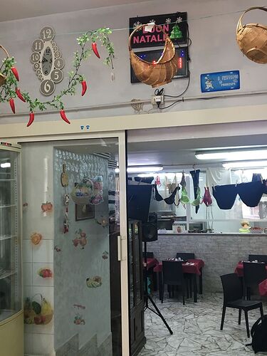 Découverte d’un super reste typique dans le quartier Sanitas ã Naples  - Titouane56