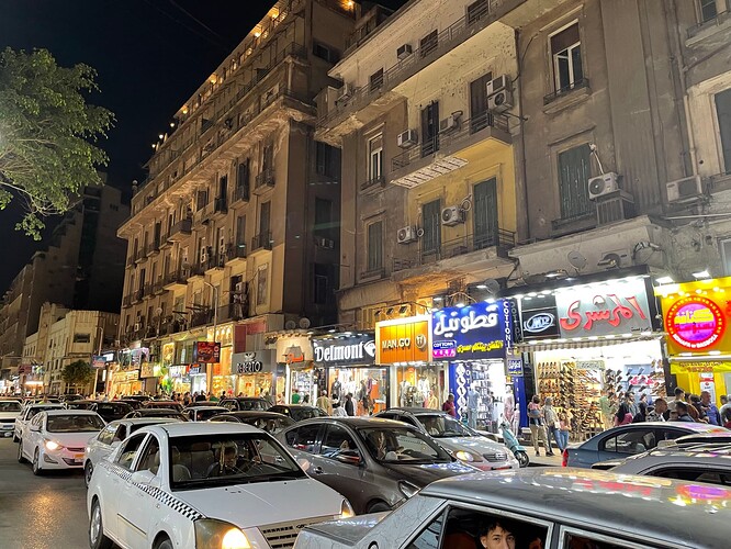 Rue commerçante proche de la place Talaat Harb