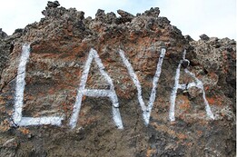 Le mot 'lava' en graffiti sur de la lave sÃchÃe