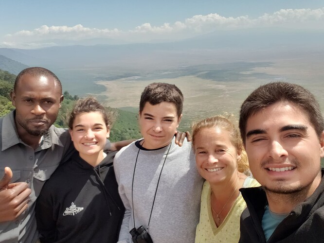 devant le cratère Ngorongoro avec Mohamed