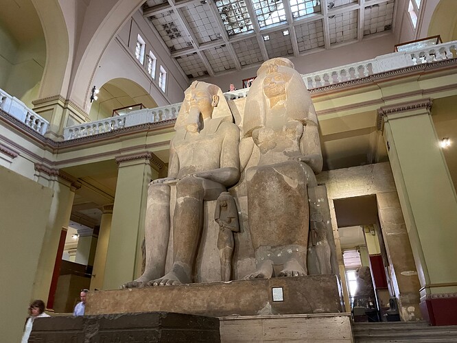 Statue d'Amenhotep III, Tiye et leurs filles