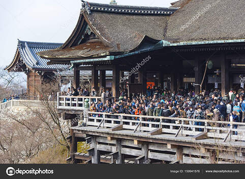 Foule de gens Ã  une terrasse du Temple Kiyomizu dera Ã  Kyoto â Photo