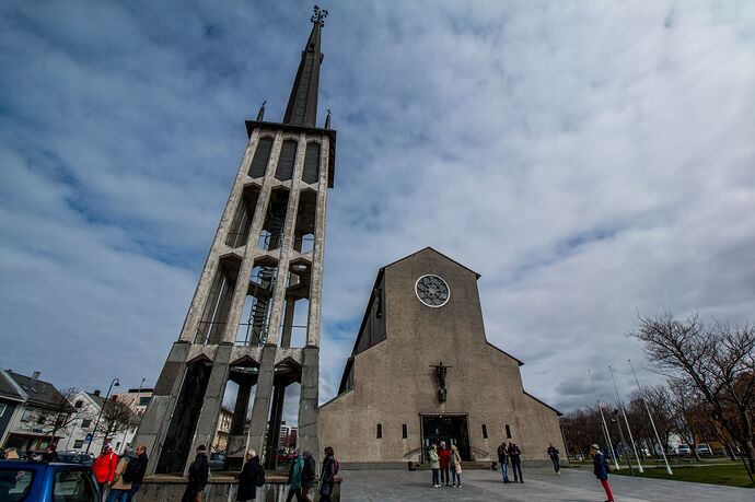 L'église de Bodø avec son clocher déporté
