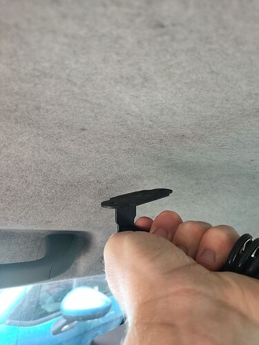Comment accrocher une barre de rideau au plafond d'une voiture ? - Guest-1