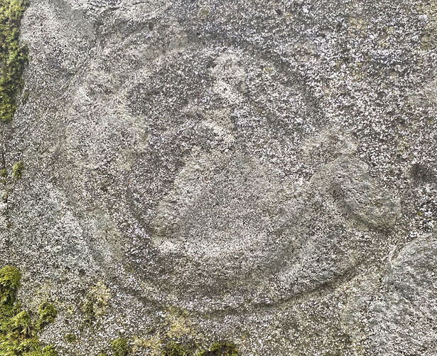 Symbole dans la roche  - M-O5