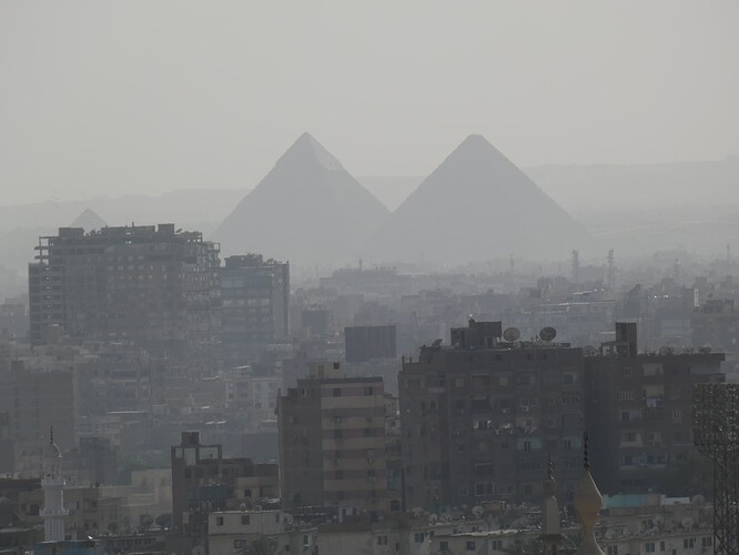 Vue sur les pyramides (zoom) depuis la citadelle de Saladin