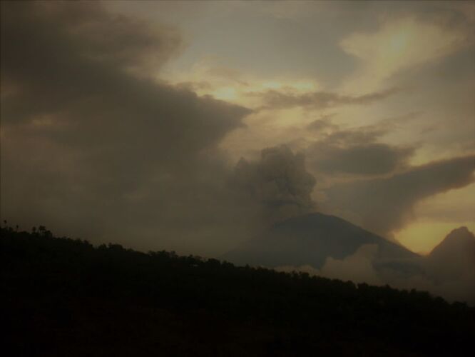 Re: Situation du volcan Agung - Bule