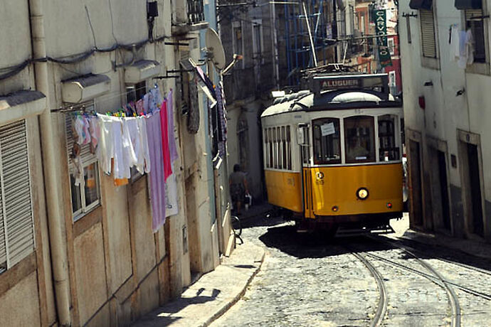 Le Tram 28 à Lisbonne - jeanrobert21