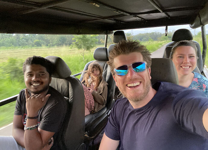 Re: Chauffeur Janaka Kasun au Sri Lanka - MONOT-Jerome