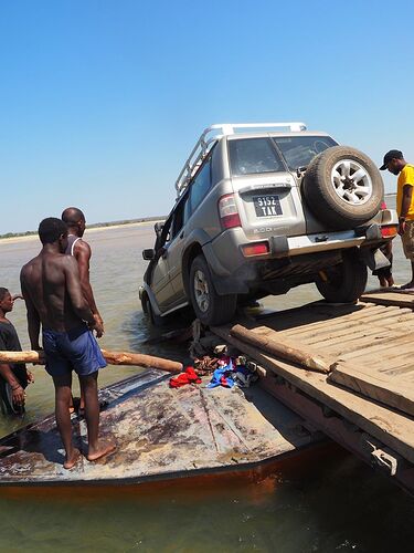 4 semai,es en 4x4 à Madagascar - PIHIEN