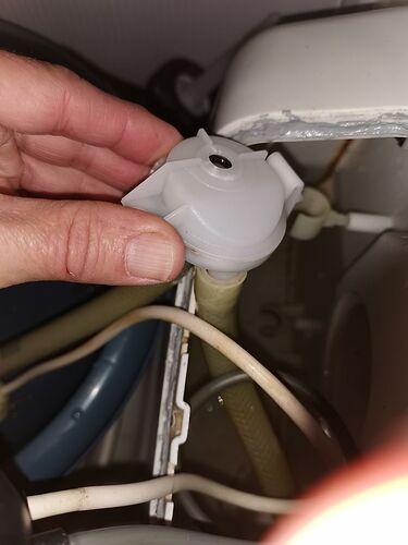 Re: Problème chasse d'eau ThetFort C200 - crispy33
