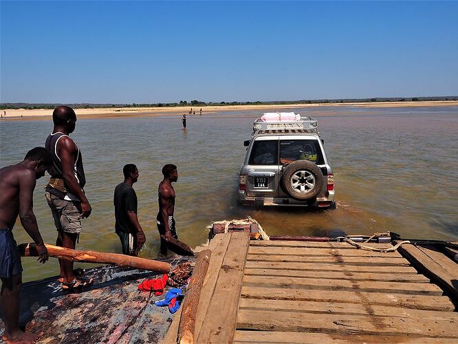 4 semai,es en 4x4 à Madagascar - PIHIEN