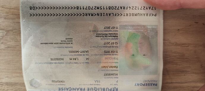 photo floue passeport mais puce lisible - Flyers-Man