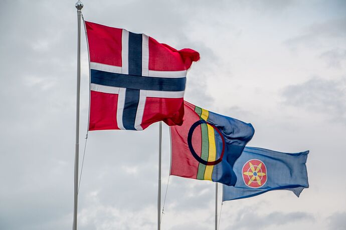 Drapeaux Norvégien et Sami