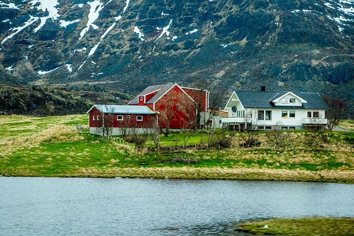 On longe un petit fjord par la gauche, a droite c'est top pour photographier