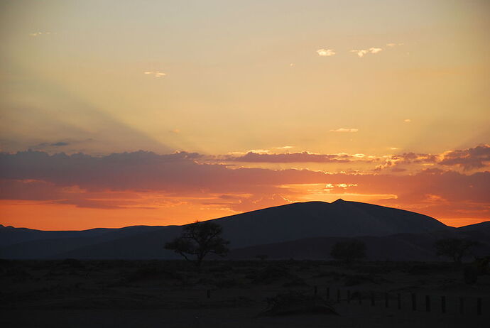 J14 - Dead vlei, Sossusvlei, Tsaris Mountains - llce