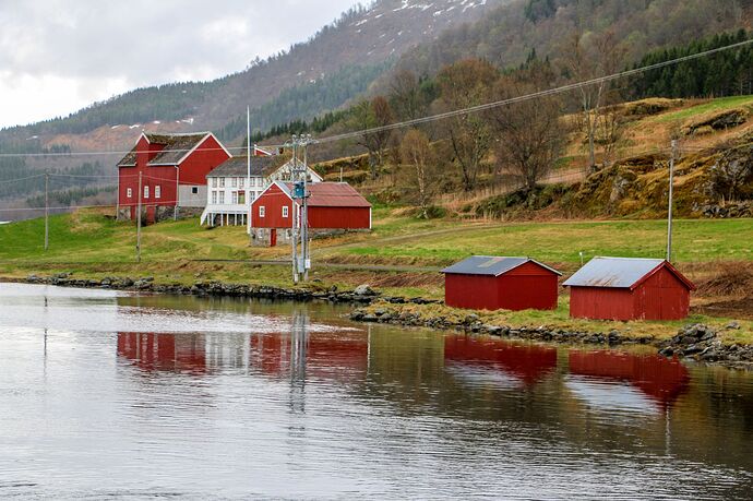 Petit Hameau sur le Kvæfjorden.