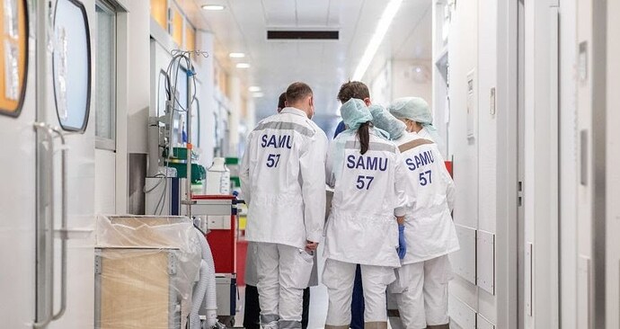 Une équipe du Samu de la Moselle, particulièrement touchée par l'épidémie de Covid-19