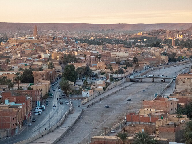 Vue sur le ksar de Ghardaïa et l'oued M'Zab à sec