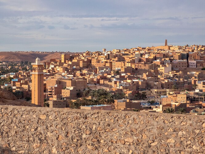 Vue sur le ksar de Melika à l'arrière-plan et sur la ville nouvelle de Ghardaïa devant