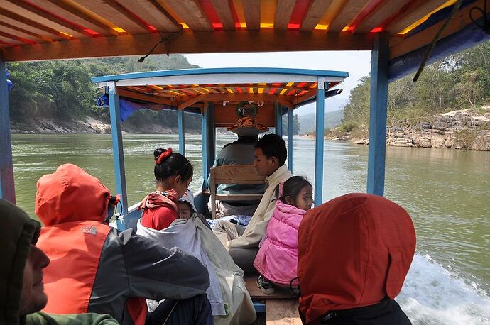 moi je conseille cette descente de la Nam Ou en  bateau  - chellmi