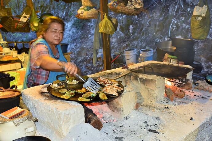 Laeticia cuisine au feu de bois