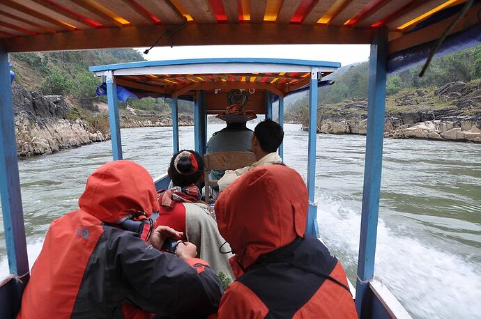 moi je conseille cette descente de la Nam Ou en  bateau  - chellmi