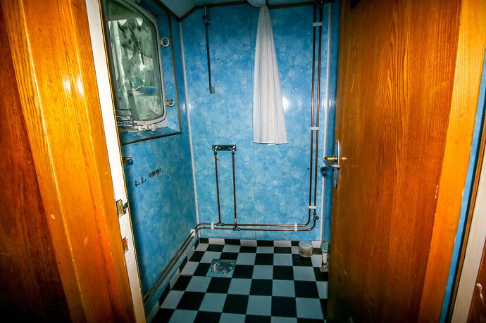 Douche dans le couloir.
