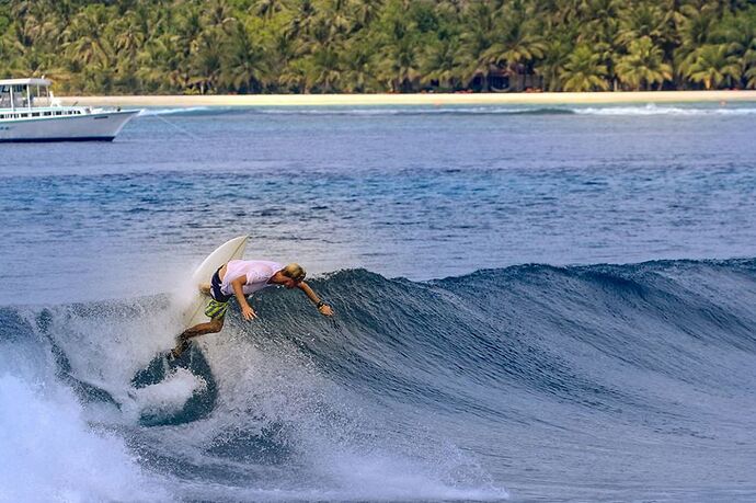 Le Surf  aux Maldives ! - Philomaldives Guide Safaris