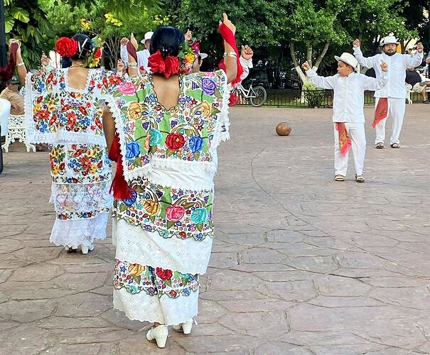 Place centrale : la Jarana (danse typique du Yucatan)