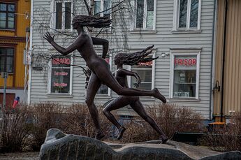 Running women statue in Tromso Skippergata