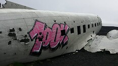 Graffiti sur l'Ãpave d'avion DC3 en Islande