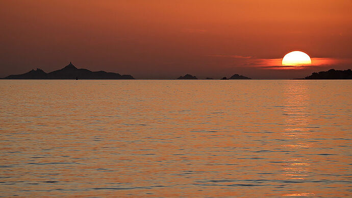 Re: Coucher et lever de soleil en Corse - puma Re: Coucher et lever de soleil en Corse - puma