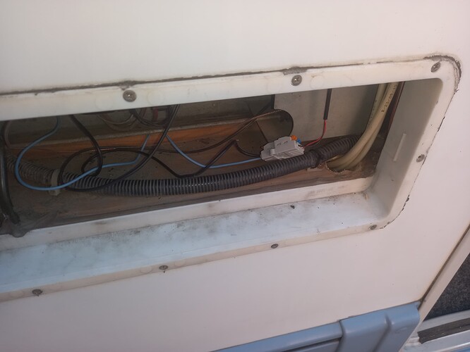 Passage des câbles grille frigo