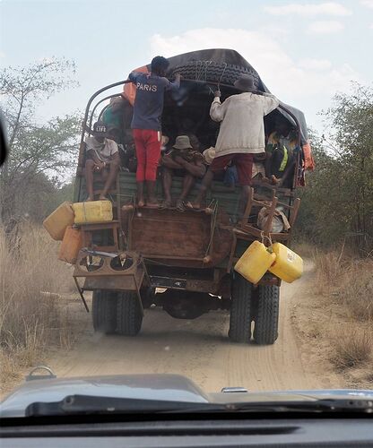 4 semai,es en 4x4 à Madagascar - PIHIEN