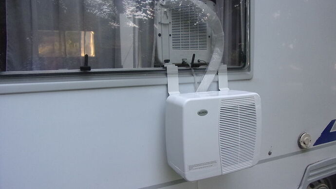 J'ai mis à bord de notre  CC un climatisatiseur Eurom AC 2401, split, en prévision des canicules. - soleilen62