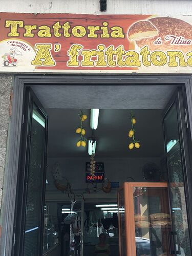 Découverte d’un super reste typique dans le quartier Sanitas ã Naples  - Titouane56