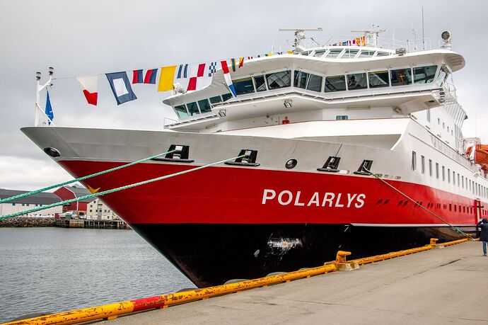 Tous fanions dehors, le MS Polarlys est prêt à quitter les îles Lofoten pour un retour sur le continent.