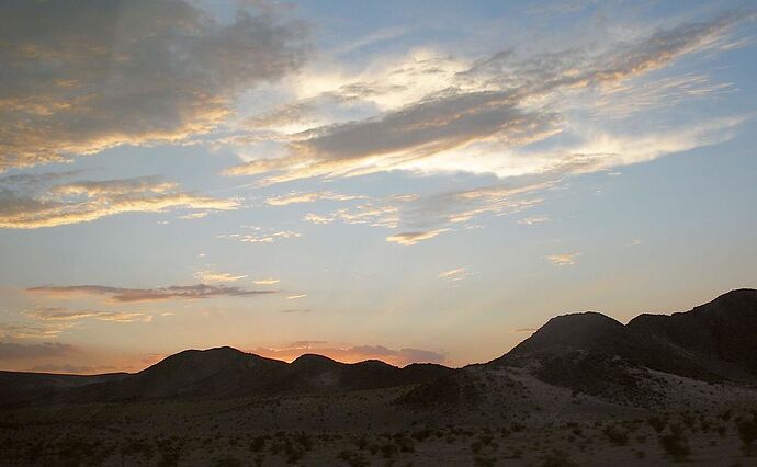 la I-15 au nord de Mojave National Preserve  - Hiacinthe