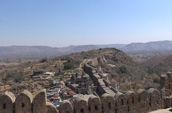 Visite de la forteresse de Kumbhalgarh et temple Jain de Ranakpur au Rajasthan - Aventure-Tv