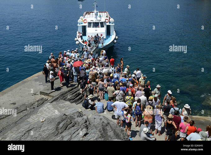 des-foules-de-gens-touristes-la-file-d-attente-pour-le-taxi-de-l-eau-bateau-a-vernazza-sur-les-cinque-terre-en-italie-e2k6h5