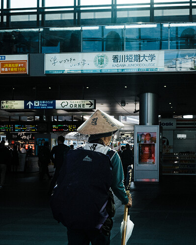 Pèlerin à la gare de Takamatsu