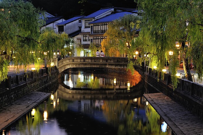 Canal principal de Kinosaki, bordé de saules pleureurs