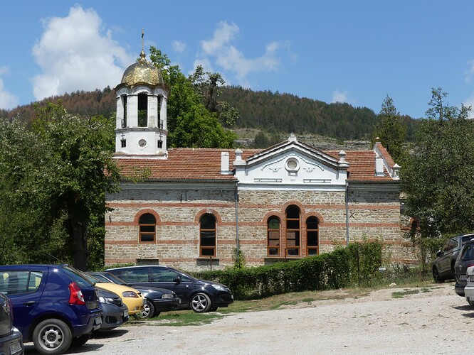 Église sans nom en face de l'église des 40 saints martyrs