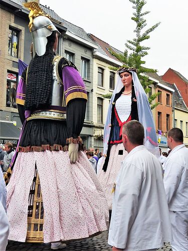 Elle voit des géants partout ! (Ducasse d’Ath, Belgique, Août 2018) - fabienne65