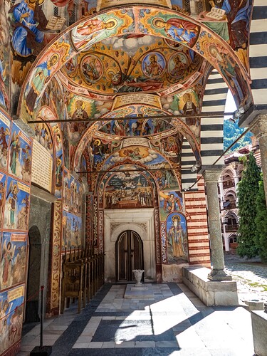 Fresques extérieures de l'église principale Nativité de la Vierge Mère