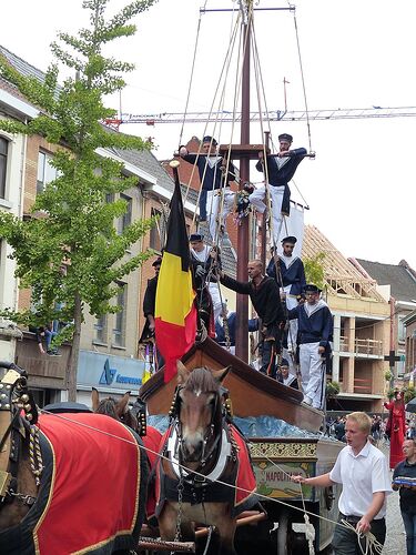 Elle voit des géants partout ! (Ducasse d’Ath, Belgique, Août 2018) - fabienne65