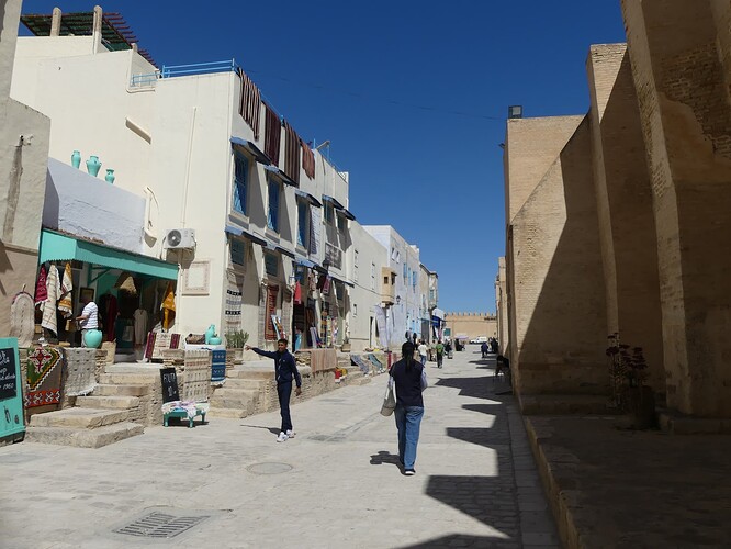 Rue bordant la mosquée Oqba Ibn Nafi