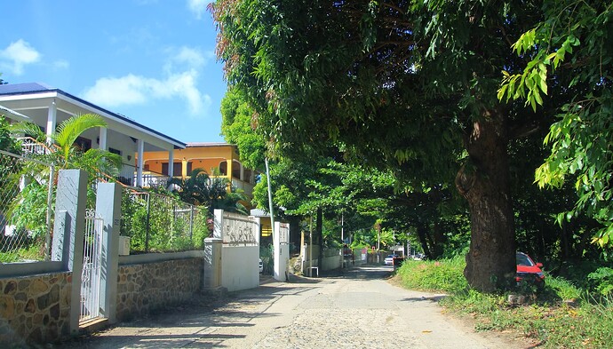 Sur la route du hameau de Colombier