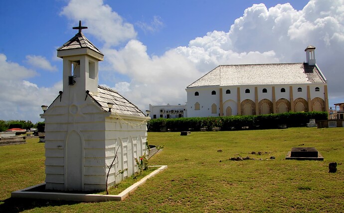 Eglise et Chapelle dans le cimetiere